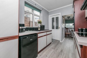 Køleskab, mikrobølgeovn, ovn, kogeplade