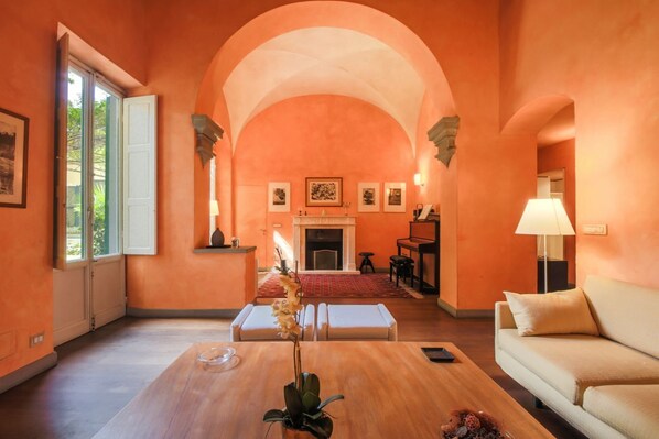 Télévision, cheminée