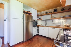 冷蔵庫、電子レンジ、オーブン、コンロ