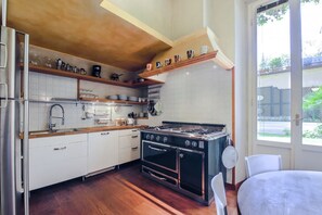 冷蔵庫、電子レンジ、オーブン、コンロ