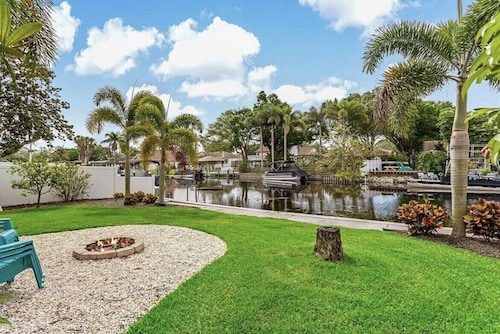 Lakehouse Living w/ Firepit and Boat Dock to relax and Enjoy the Sunset