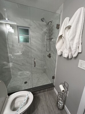 Badewanne, Haartrockner, Handtücher, Seife