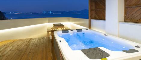 1204 | Private spa tub