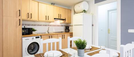 Kühlschrank, Mikrowelle, Ofen, Herdplatte