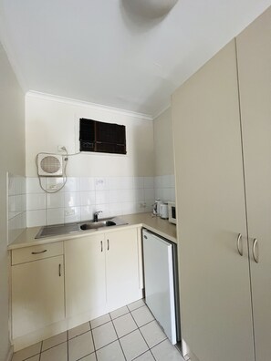 Fridge, microwave, coffee/tea maker, electric kettle - 1 BR apartment at Glenelg Moseley (Glenelg)