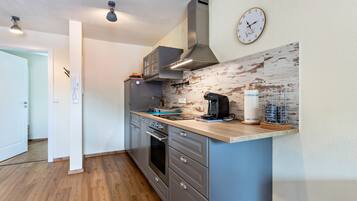 Refrigerador, placa de cocina, cafetera/tetera, utensilios de cocina