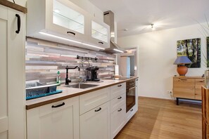 Geladeira, cooktop, cafeteira/chaleira