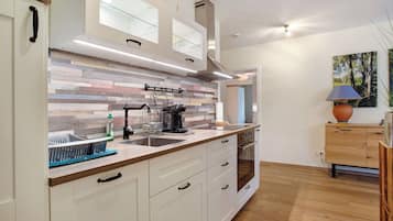 Refrigerador, placa de cocina, cafetera/tetera, utensilios de cocina