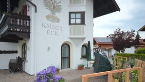 Um edifício com fachada branca, varanda e uma placa com a inscrição 'KAISER ECK'.