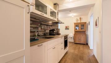 Kühlschrank, Herdplatte, Wasserkocher mit Kaffee-/Teezubehör