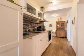 Kühlschrank, Herdplatte, Wasserkocher mit Kaffee-/Teezubehör