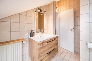 Shower, hair dryer, towels - Holiday Apartment Casa Lenny and Friends with Balcony and Wi-Fi (Anzing)