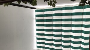 Eine Treppe mit weißem Boden und einem grün-weißen Stoffüberhang.
