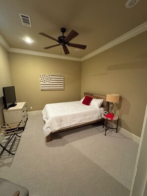 3 slaapkamers, een strijkplank/strijkijzer, wifi, beddengoed