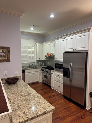 Kokeplater, oppvaskmaskin og kaffetrakter/tekoker