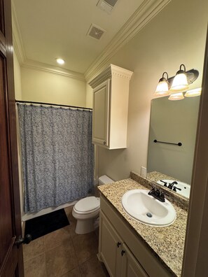 Een bad/douchecombinatie, een bubbelbad, gratis toiletartikelen