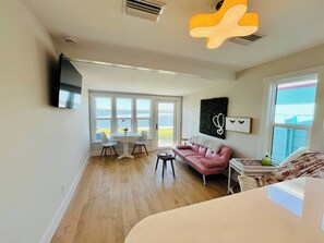 Smart TV - Old world Florida luxury waterfront sunsets! (Matlacha)