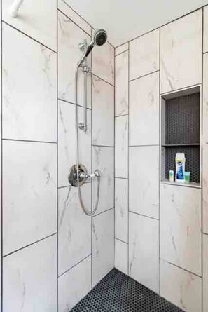 Badewanne, Haartrockner, Handtücher, Seife