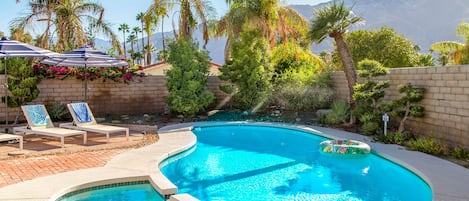 Una piscina al aire libre, una piscina climatizada