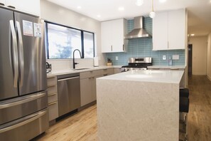 冷蔵庫、電子レンジ、オーブン、コンロ