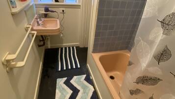 Combined shower/bathtub