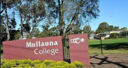 Mitcham Station Queen Bed Room Shared Bathroom