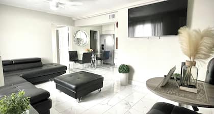 New home 3/2 renovation 3 miles to Siesta Key