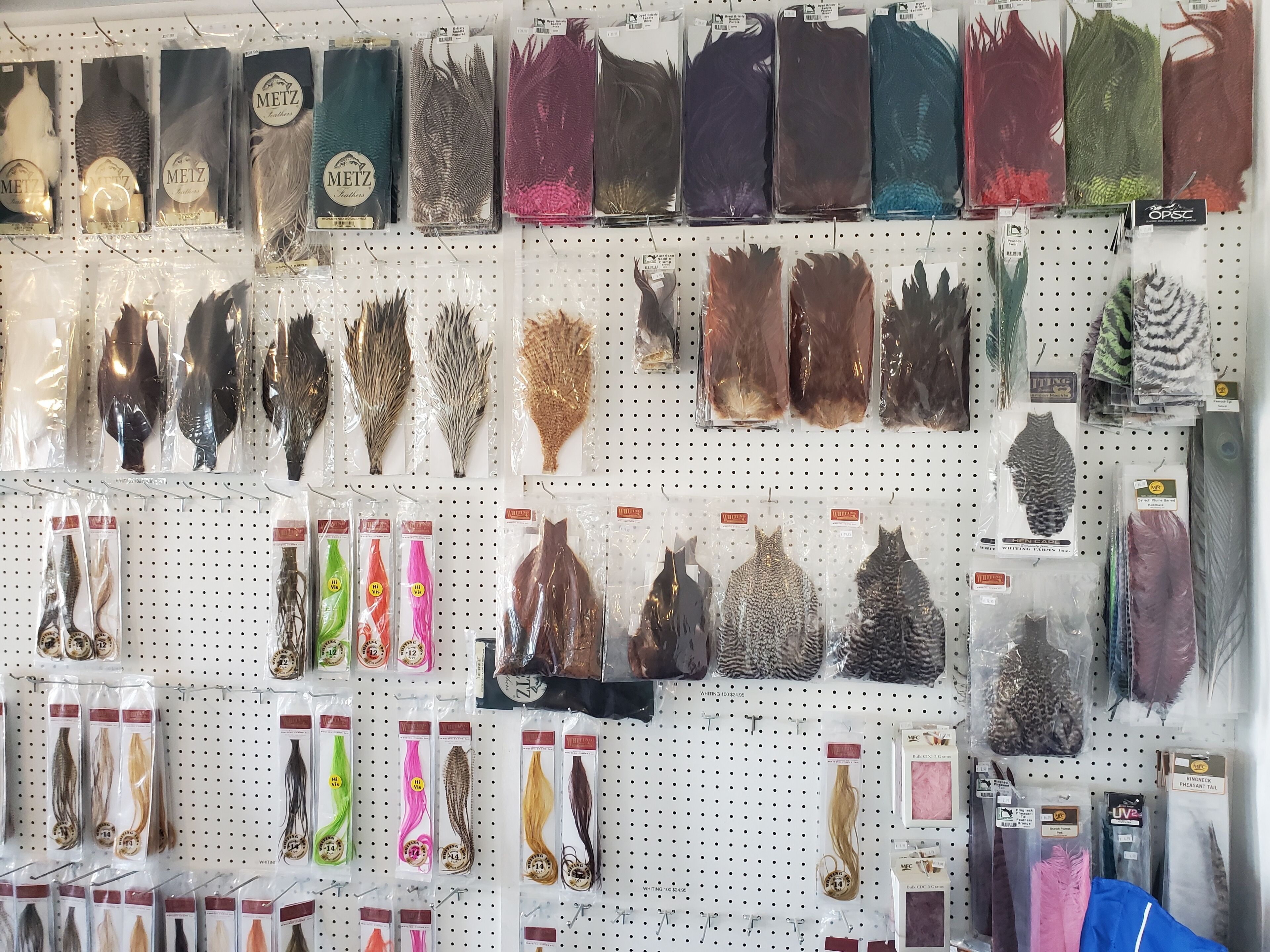 Variedad de extensiones para cabello exhibidas en paneles de exhibición en una tienda.