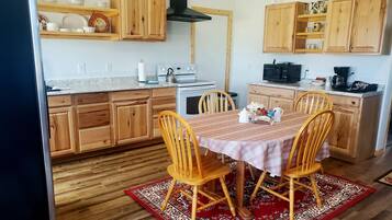 Grand Studio Suite, Multiple Beds, Kitchen, Mountain View | Private kitchen | Microwave, coffee/tea maker, freezer, paper towels