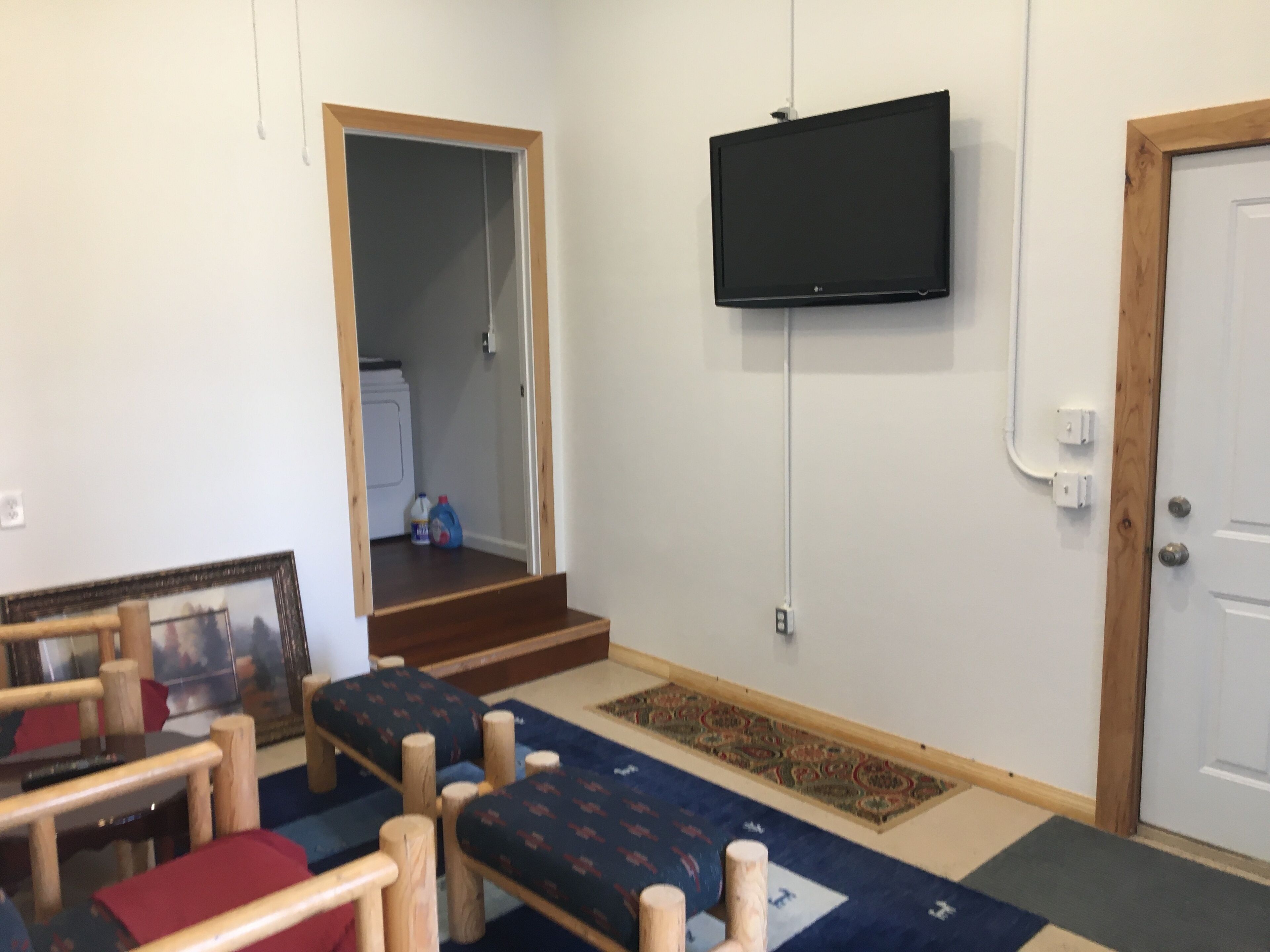 Nhà liên kế | Khu phòng khách | Smart TV 50-inch có truyền hình kỹ thuật số, Netflix, Hulu 