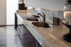 Een koelkast, een magnetron, een oven, een kookplaat