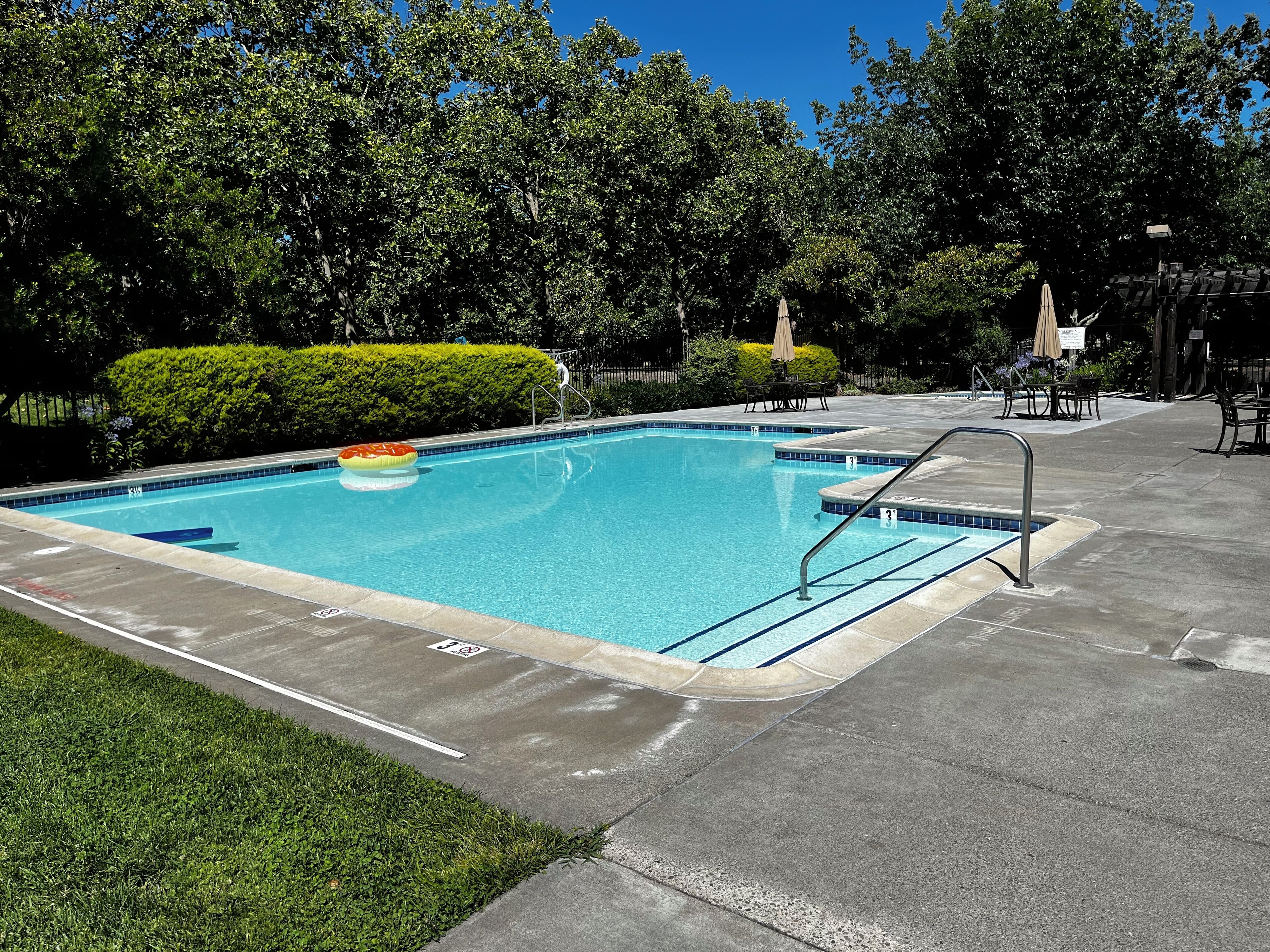 Une piscine rectangulaire dotée d’un plongeoir et d’un poste de surveillance pour sauveteur.