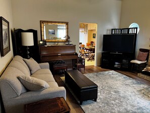 Smart TV, fireplace, books, stereo