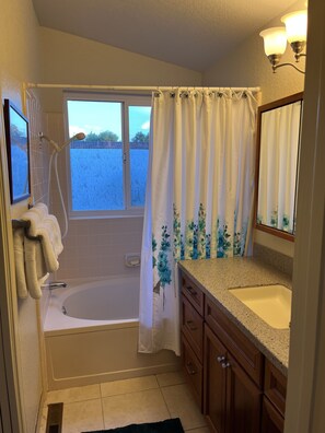 Combined shower/tub, hair dryer, towels, soap - Wine Country Get Away (Windsor)