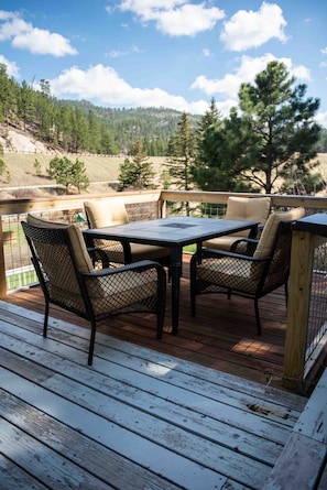 Outdoor dining - Spacious 2 bedroom apartment near Mt. Rushmore, Custer State Park, Crazy Horse (Custer)