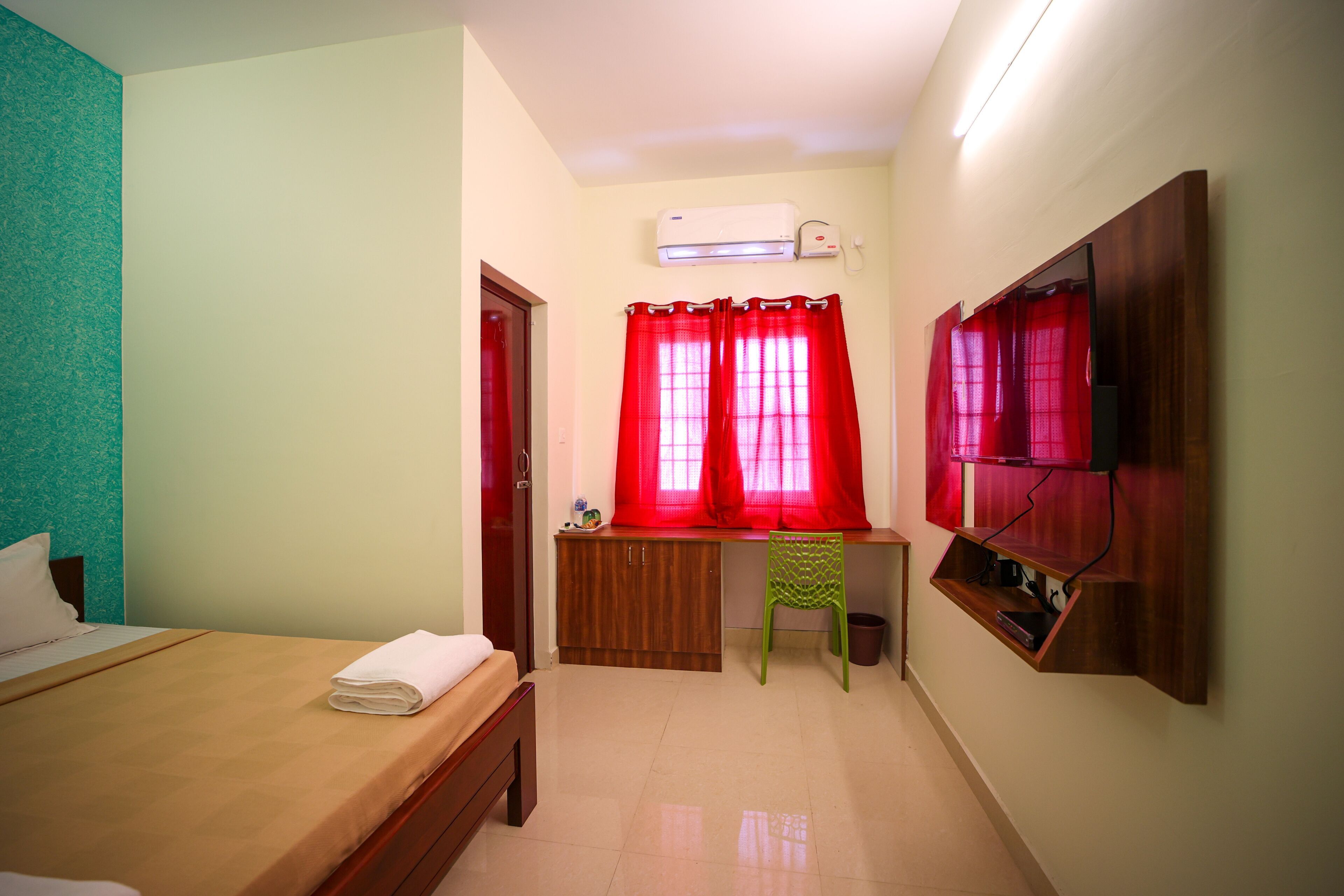 Egyptian cotton sheets, premium bedding, desk, free WiFi
