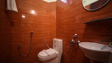 Standard Room | Bathroom | Shower, towels