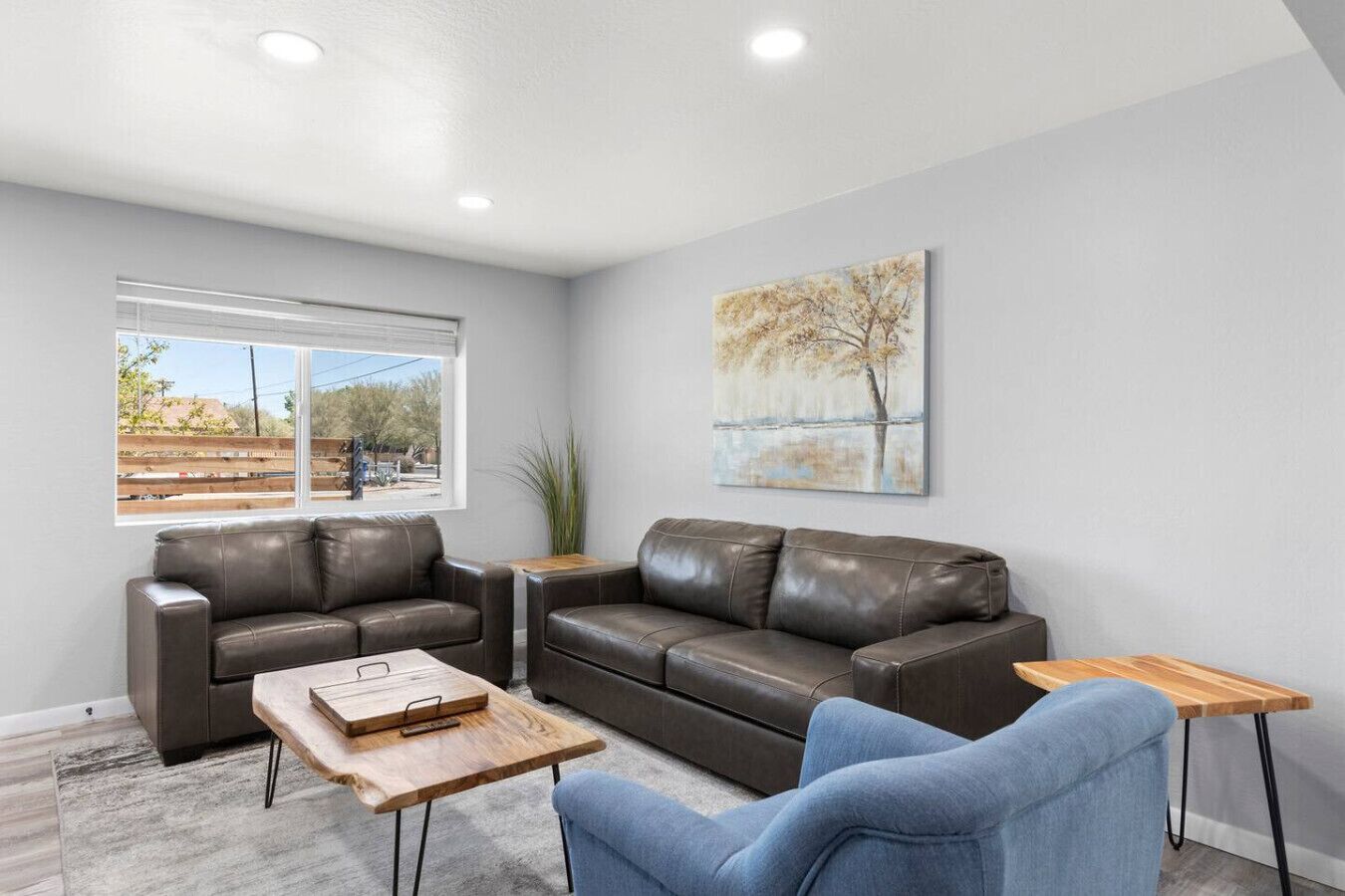 Een televisie en een open haard