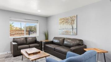 Een televisie en een open haard