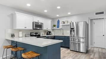 Een koelkast, een magnetron, een oven, een kookplaat