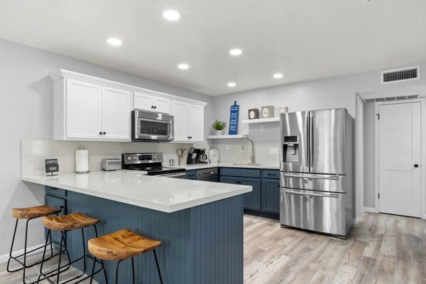 Kühlschrank, Mikrowelle, Ofen, Herdplatte