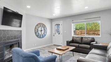 Een televisie en een open haard