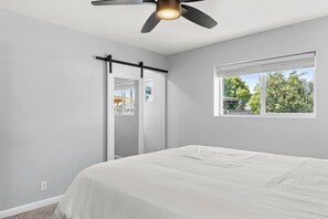 3 habitaciones, escritorio, tabla de planchar con plancha y wifi