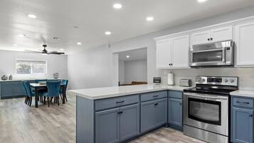 Een koelkast, een magnetron, een oven, een kookplaat