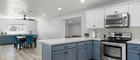 Een koelkast, een magnetron, een oven, een kookplaat