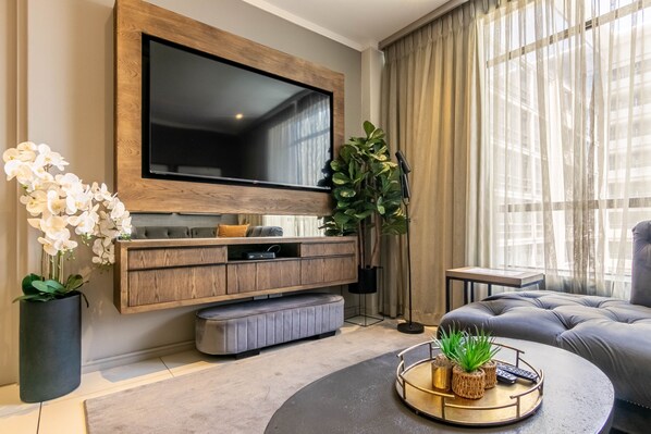 Apartamento Business | Zona de estar | Smart TV de 55 cm con canales digitales, una televisión