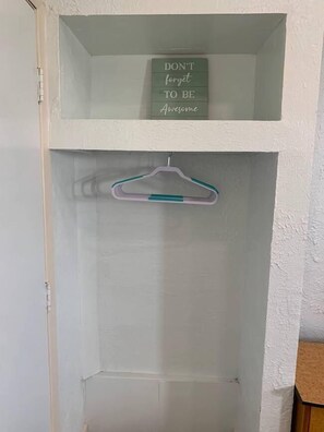 Comfort Room | Desk, laptop workspace, free WiFi, bed sheets - Cruz In Motel (Aransas Pass)