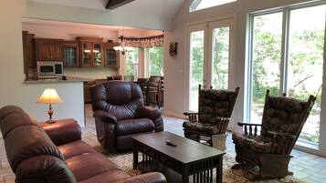 Smart TV, lareira, livros