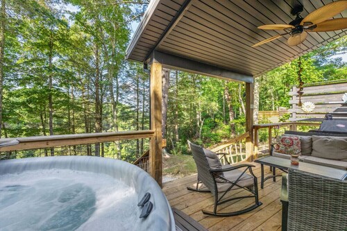 Hemlocks Over Muir-WiFi, Firepit, Hot Tub, located in Muir Valley