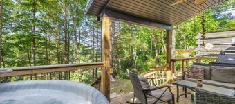 Hemlocks Over Muir-WiFi, Firepit, Hot Tub, located in Muir Valley